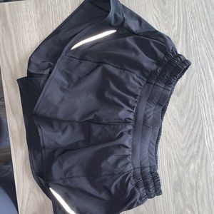 LULULEMON SHORTY SHORTS